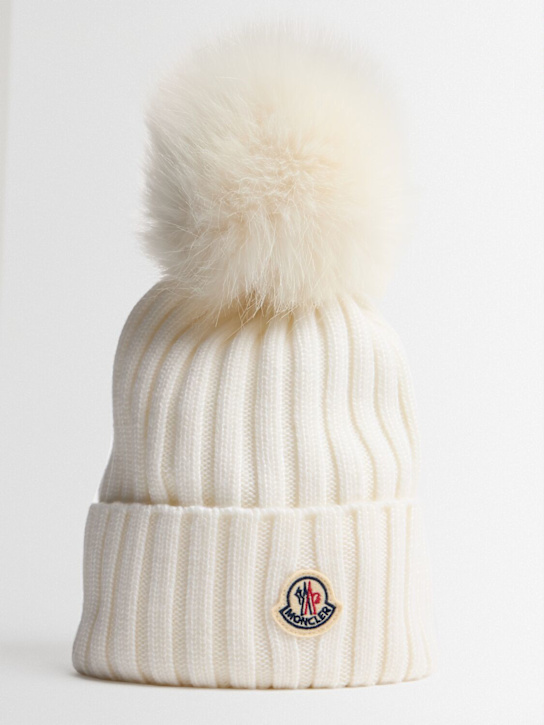 Moncler: Gorro de lana con pompón - women_1 | Luisa Via Roma