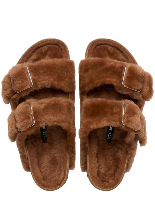 BIRKENSTOCK 1774: Arizona 1774 shearling sandals - Caramel - men_1 | Luisa Via Roma