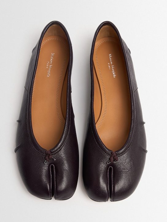 Maison Margiela: 10mm Tabi leather ballerina flats - women_1 | Luisa Via Roma