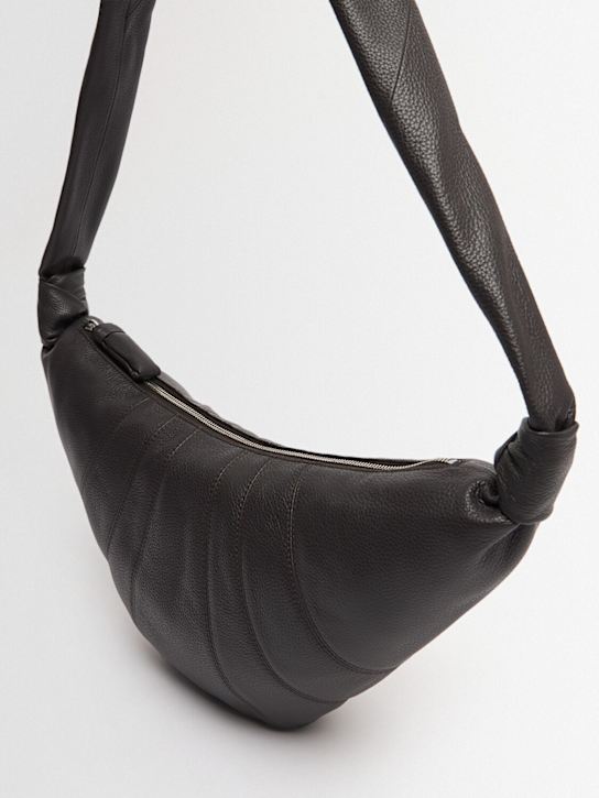 Lemaire: Croissant中号粒面皮革单肩包 - women_1 | Luisa Via Roma