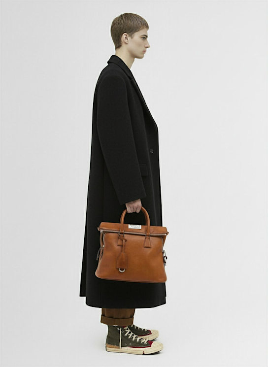 Maison Margiela: 5AC loved to death中号皮革手提包 - 白兰地色 - men_1 | Luisa Via Roma