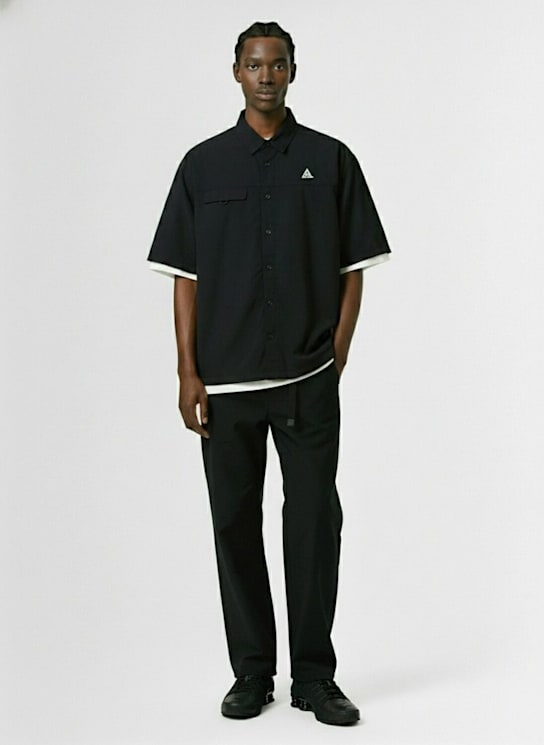 Nike: Kurzarmhemd „ACG Orb Weaver“ - Schwarz/Anthrazit - men_1 | Luisa Via Roma