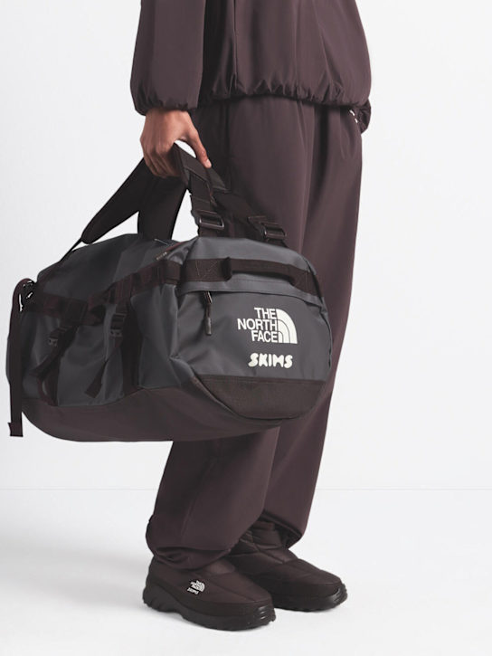 The North Face: SKIMS Small Base Camp duffle bag - women_1 | Luisa Via Roma