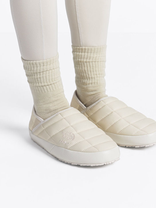 The North Face: SKIMS Thermoball Traction mules - Sk Bone - women_1 | Luisa Via Roma