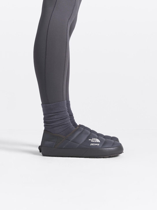 The North Face: SKIMS Thermoball Traction mules - Sk Gunmetal - women_1 | Luisa Via Roma
