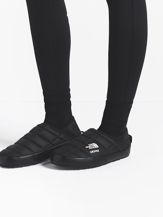 The North Face: SKIMS Thermoball Traction mules - Sk Onyx - women_1 | Luisa Via Roma