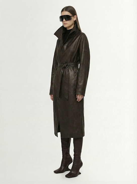 Rick Owens: Cappotto in pelle con cintura e colletto alto - Nero - women_1 | Luisa Via Roma