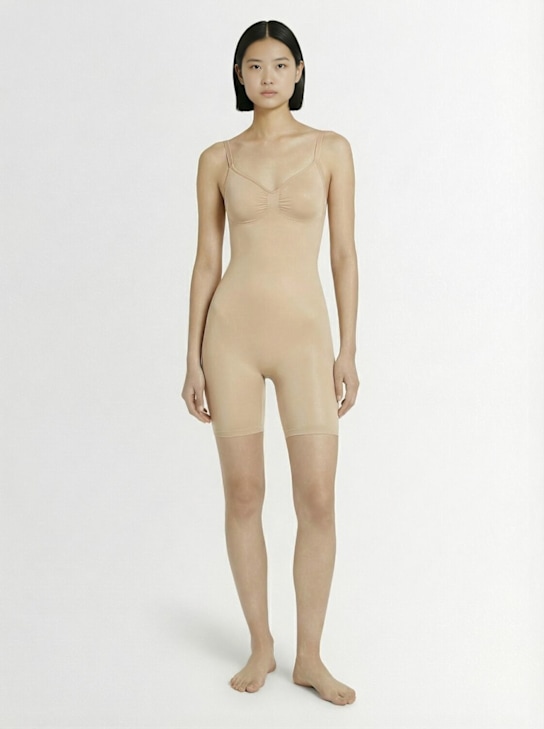 Skims: Seamless Sculpt mid-thigh bodysuit - クレイ - women_1 | Luisa Via Roma