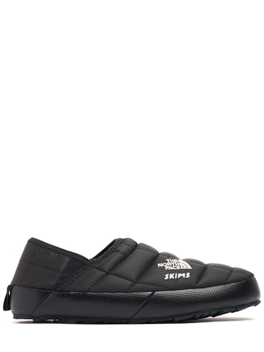 The North Face: SKIMS Thermoball Traction mules - Sk Onyx - women_0 | Luisa Via Roma