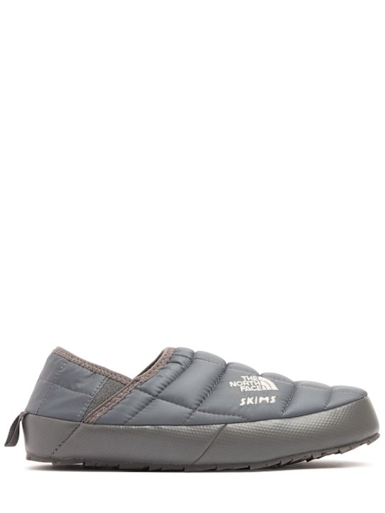The North Face: SKIMS Thermoball Traction mules - Sk Gunmetal - women_0 | Luisa Via Roma