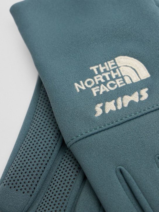 The North Face: SKIMS Denali拉绒手套 - Sk Kyanite - women_1 | Luisa Via Roma