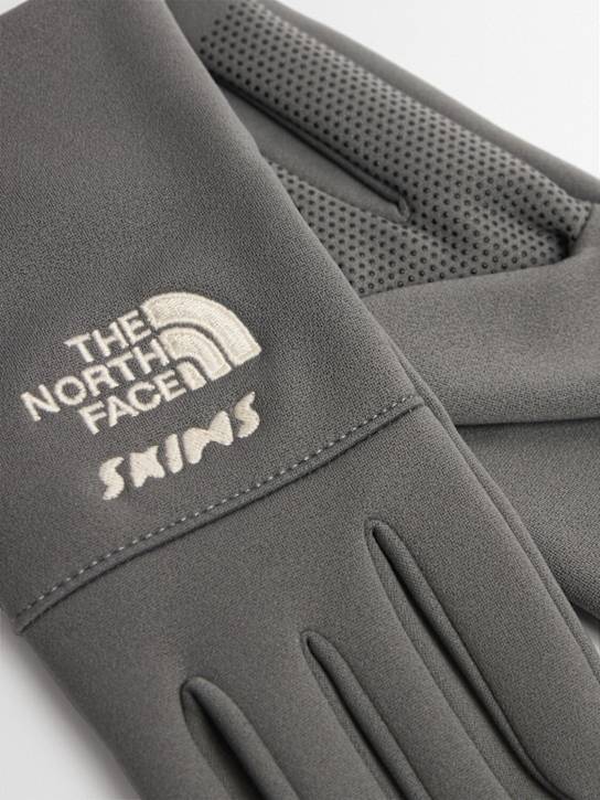 The North Face: SKIMS Denali fleece gloves - Sk Gunmetal - women_1 | Luisa Via Roma