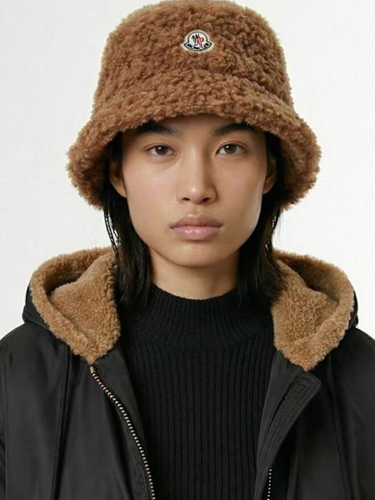 Moncler: Tech teddy bucket hat - 棕色 - women_1 | Luisa Via Roma