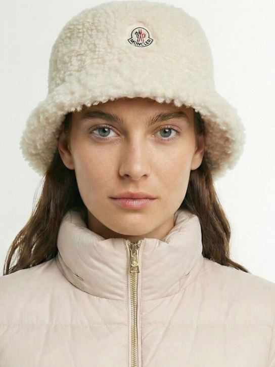 Moncler: Gorro pescador de teddy - Beige Claro - women_1 | Luisa Via Roma