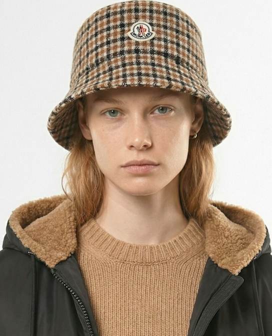 Moncler: Cappello bucket reversibile in misto lana check - Brown  Black - women_1 | Luisa Via Roma