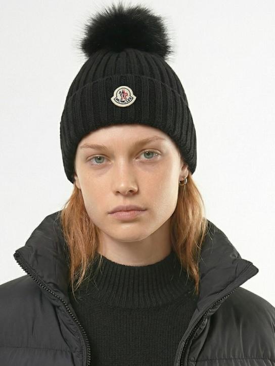 Moncler: 绒球装饰羊毛便帽 - 黑色 - women_1 | Luisa Via Roma
