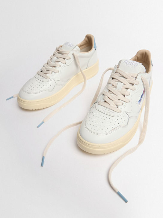 Autry: Medalist Low sneakers - White/Forget Me - women_1 | Luisa Via Roma