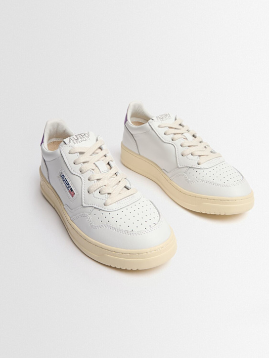 Autry: Medalist低帮运动鞋 - White/Dewberry - women_1 | Luisa Via Roma