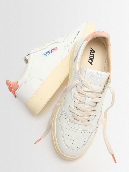 Autry: Medalist Low sneakers - White/Peach Pin - women_1 | Luisa Via Roma