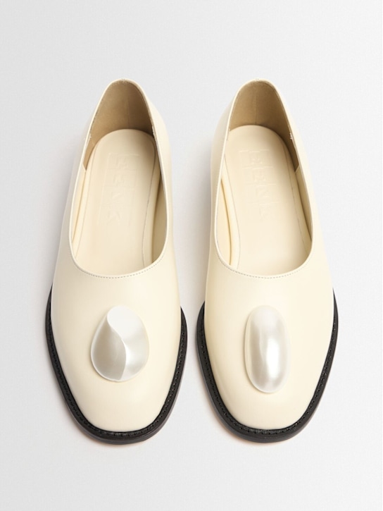 Eenk: 25mm Mother-of-pearl point ballerinas - White - women_1 | Luisa Via Roma