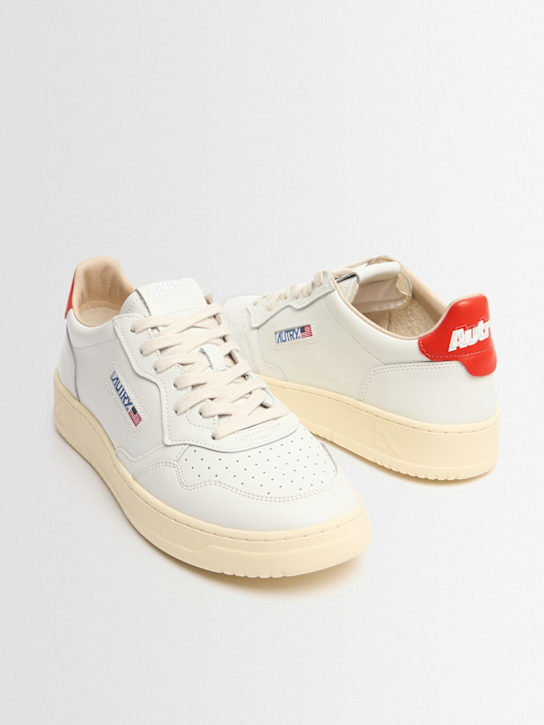 Autry: Medalist Low sneakers - White/Spicy Ora - men_1 | Luisa Via Roma