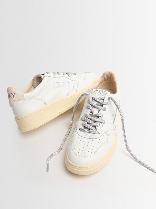 Autry: Medalist低帮运动鞋 - 白色/银色 - women_1 | Luisa Via Roma