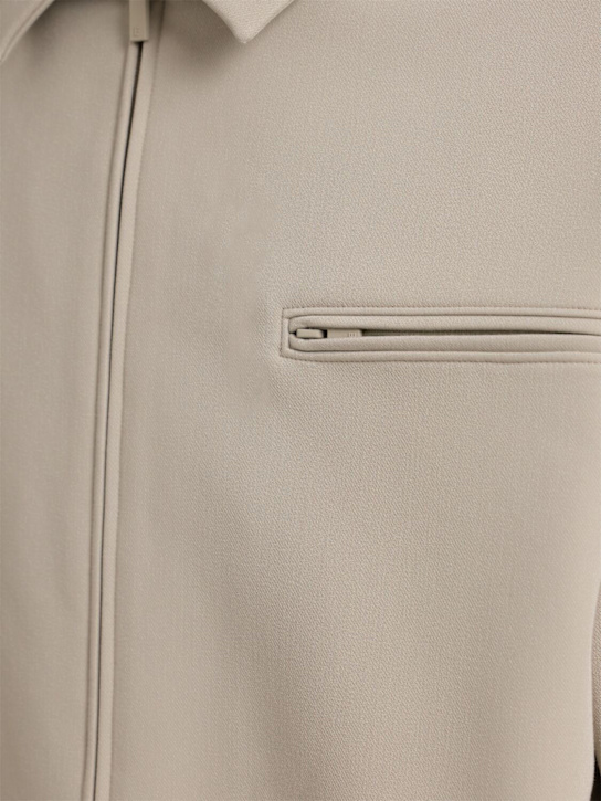 Fear of God ESSENTIALS: Gebondete Canvasjacke mit Reißverschluss - Abbey Stone - men_1 | Luisa Via Roma