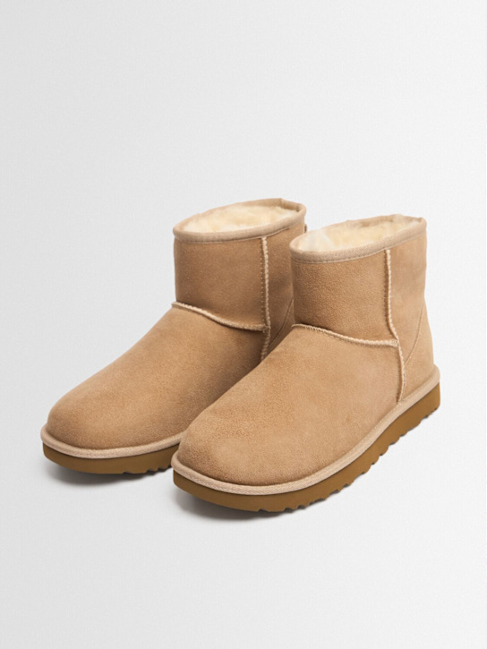 Ugg: 10毫米Mini Classic II剪羊毛靴子 - 沙色 - women_1 | Luisa Via Roma