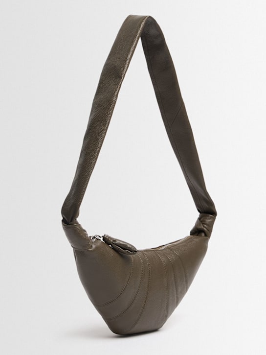 Lemaire: Bolso pequeño Croissant de piel de grano - Oliva Oscuro - women_1 | Luisa Via Roma