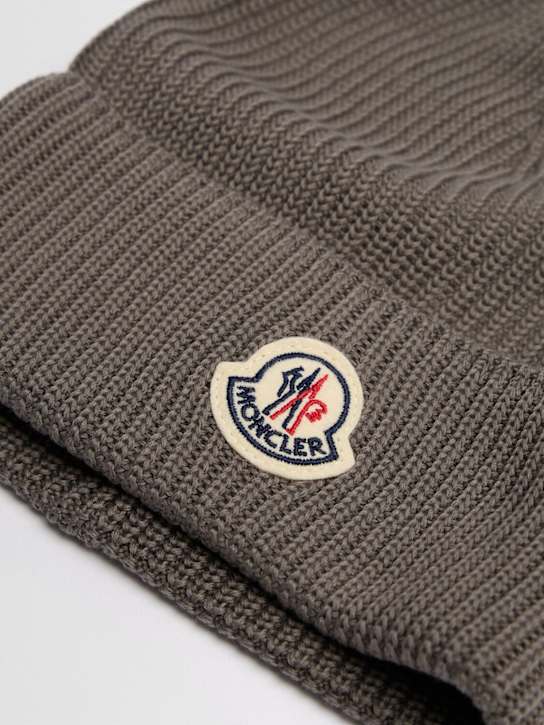 Moncler: Logo cotton beanie - Grau - men_1 | Luisa Via Roma