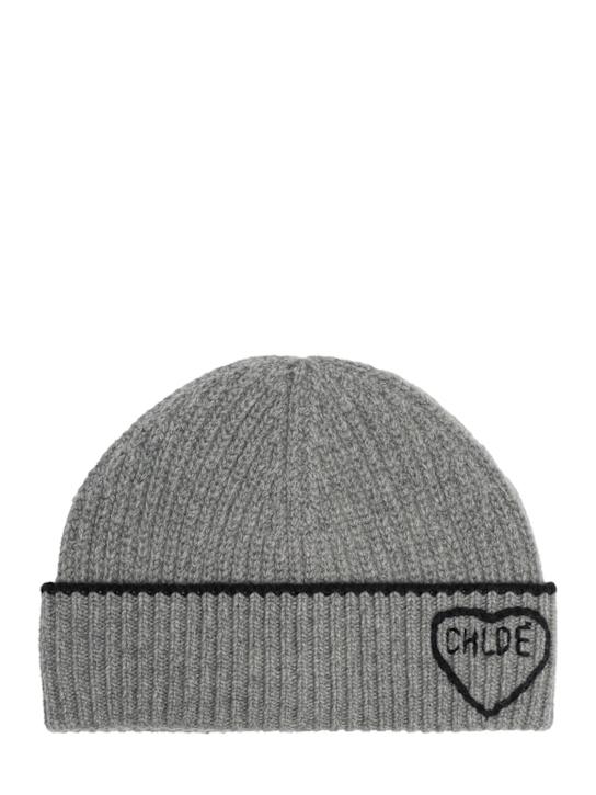 Chloé: Bonnet côtelé Encouer Heart - Divine Grey - women_0 | Luisa Via Roma