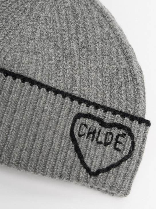 Chloé: Bonnet côtelé Encouer Heart - Divine Grey - women_1 | Luisa Via Roma
