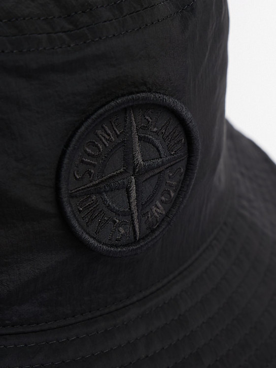 Stone Island: Logo尼龙渔夫帽 - 黑色 - men_1 | Luisa Via Roma
