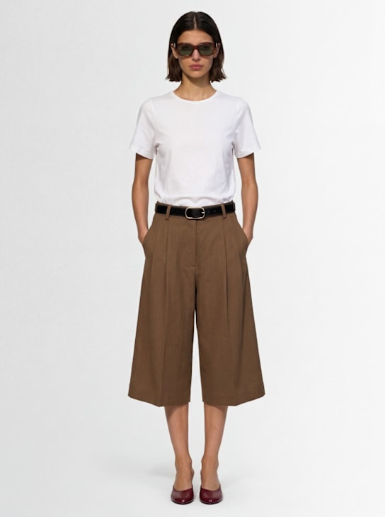Fabiana Filippi: Double-pleat viscose & linen wide shorts - 棕色 - women_1 | Luisa Via Roma