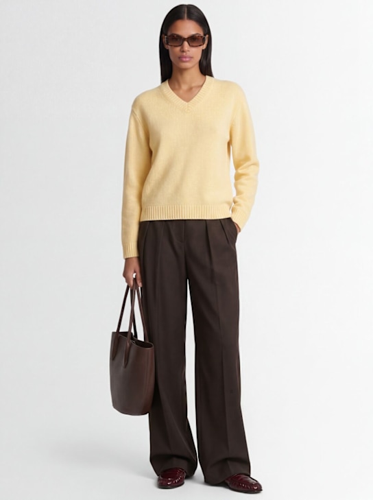 Amiya: Nevia cashmere v-neck sweater - Gelb - women_1 | Luisa Via Roma