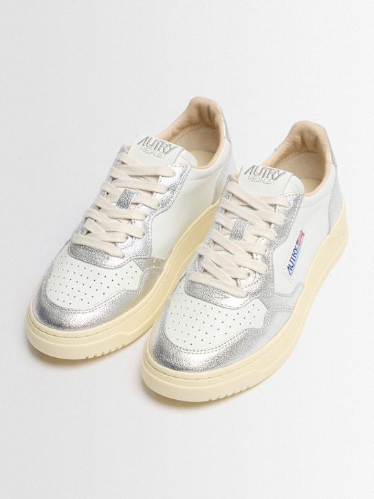 Autry: Medalist低帮运动鞋 - 白色/银色 - women_1 | Luisa Via Roma
