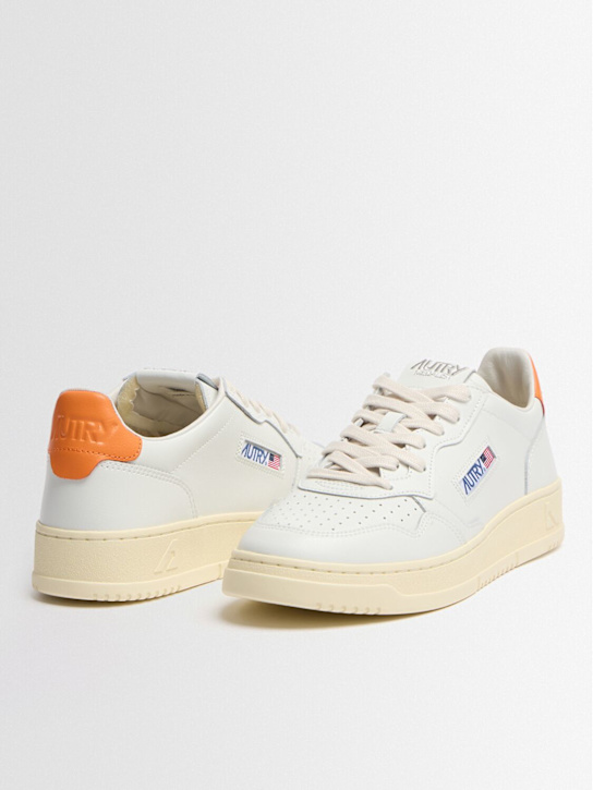 Autry: Medalist低帮运动鞋 - 白色/橙色 - men_1 | Luisa Via Roma
