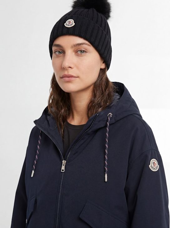 Moncler: Logo virgin wool pom pom beanie - Negro - women_1 | Luisa Via Roma