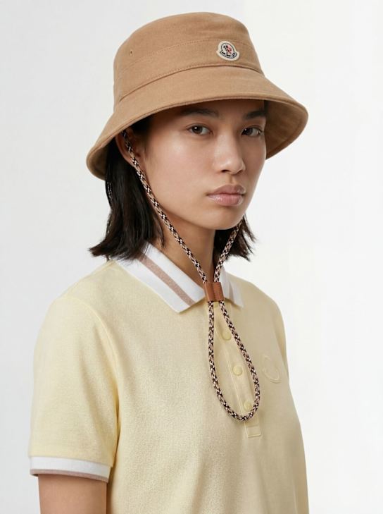 Moncler: Logo cotton gabardine bucket hat - Camel Beige - women_1 | Luisa Via Roma