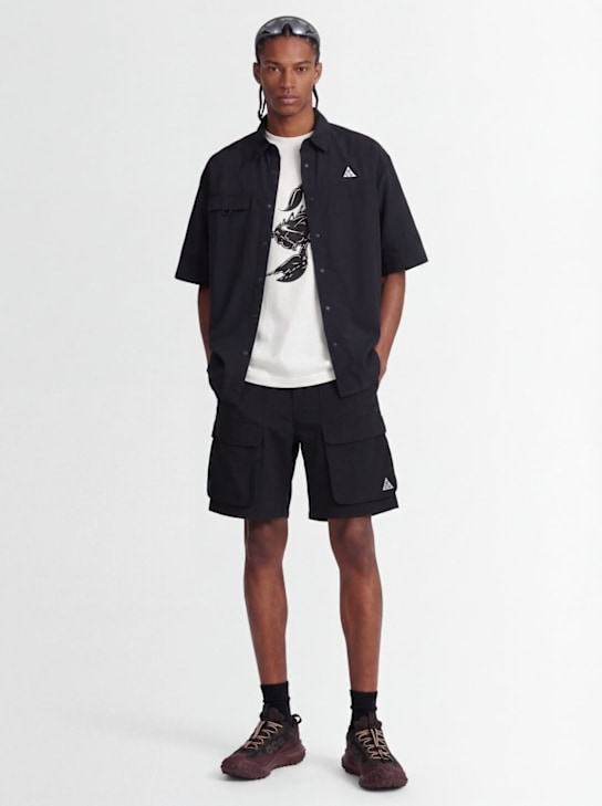 Nike: Kurzarmhemd „ACG Orb Weaver“ - Schwarz/Anthrazit - men_1 | Luisa Via Roma