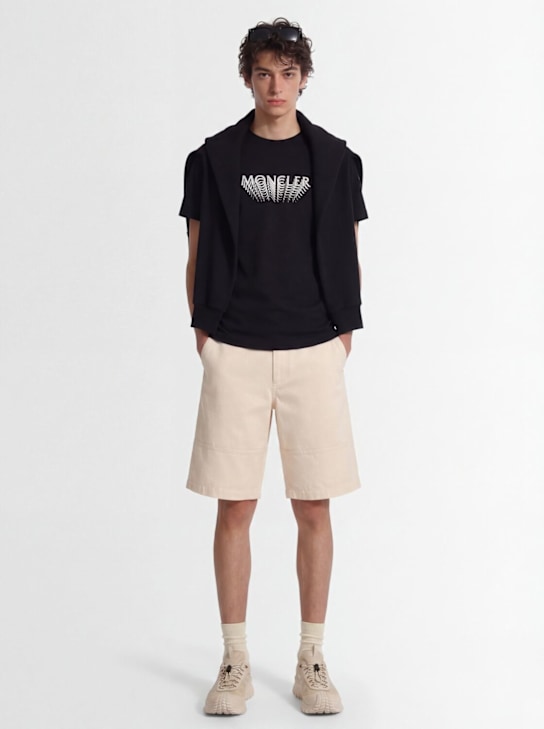 Moncler: Logo cotton jersey t-shirt - 黑色 - men_1 | Luisa Via Roma
