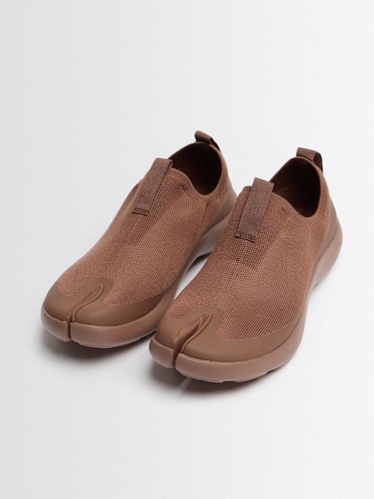 Tabi: Tencel tabi slip-on sneakers - 巧克力色 - men_1 | Luisa Via Roma