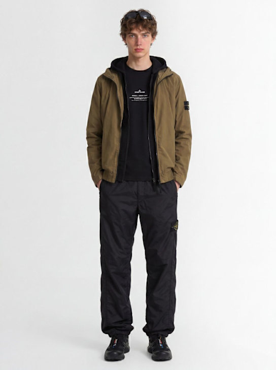 Stone Island: Logo nylon loose pants - 海军蓝 - men_1 | Luisa Via Roma
