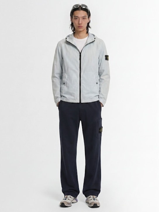 Stone Island: Logo贴片尼龙拉链连帽夹克 - 天蓝色 - men_1 | Luisa Via Roma