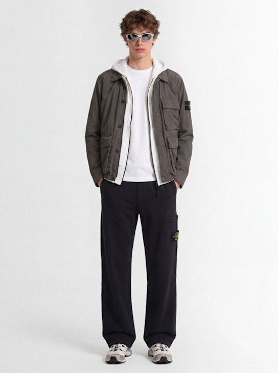 Stone Island: Logo尼龙工装夹克 - 炭灰色 - men_1 | Luisa Via Roma