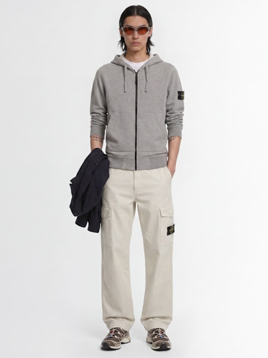 Stone Island: Logo棉质拉链开合连帽卫衣 - 麻灰色 - men_1 | Luisa Via Roma