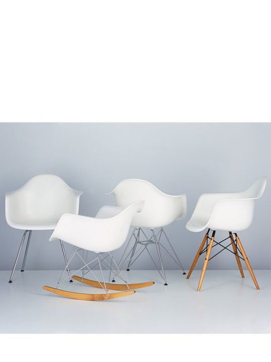 Vitra: Eames plastic armchair - White - ecraft_2 | Luisa Via Roma
