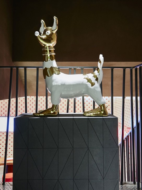 Matteo Cibic: Limit.Ed Luky Dog ceramic figurine - Gold/White - ecraft_1 | Luisa Via Roma
