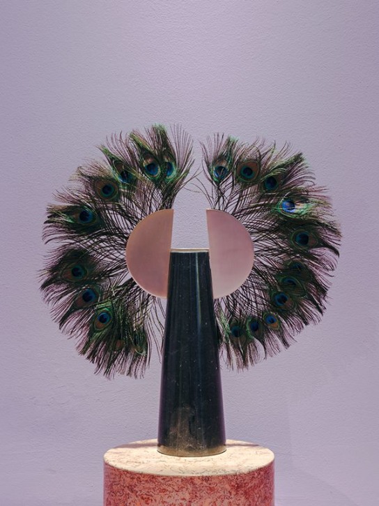 Sara Ricciardi: Peacock feather & marble totem - Gold/Black - ecraft_1 | Luisa Via Roma