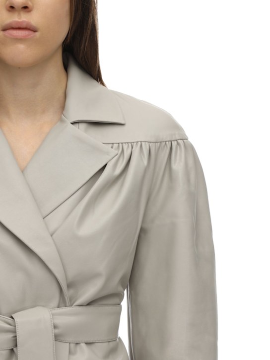 Lesyanebo: GIACCA IN ECOPELLE CON RUCHES E CINTURA - Grigio Chiaro - women_1 | Luisa Via Roma